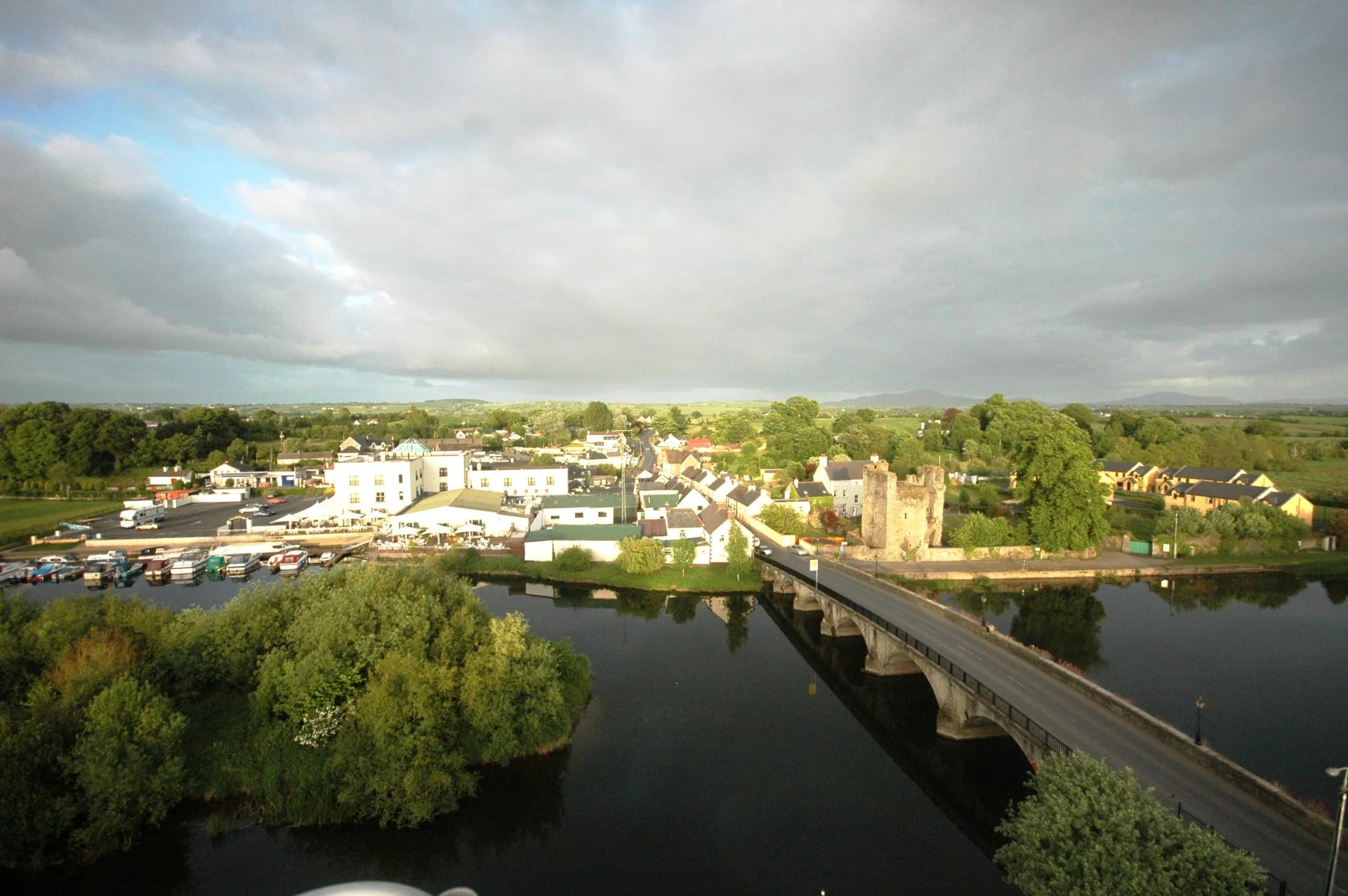 Main picture Leighlinbridge with view of river from on high